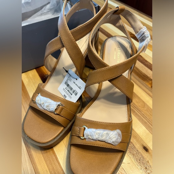 Liz Claiborne women’s tan Selby heeled sandals, size 8.5 - Picture 6 of 10